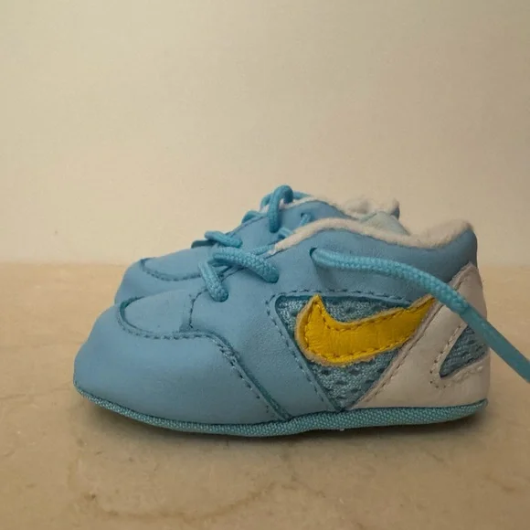VINTAGE Rare Nike Kids Sneakers Trio - Blue, Red, White - Picture 3 of 5